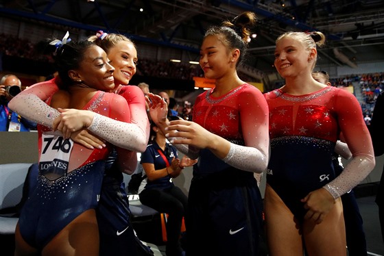 Simone Bilesová (vlevo) slaví s americkými parakami gymnastický svtový titul...