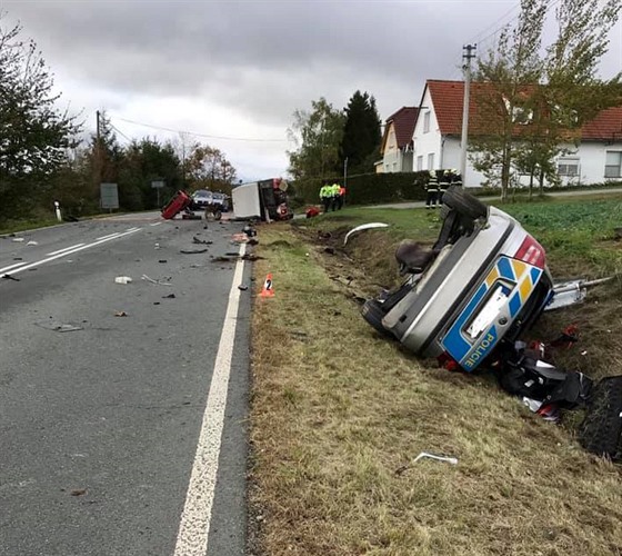 Pi sráce policejního auta s traktorem se zranili oba policisté i traktorista. Ten byl nyní obvinn z tkého ublíení na zdraví z nedbalosti. 