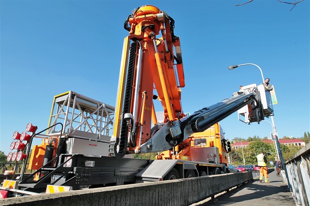 Řidiče ve Varech čeká perné dopoledne, ve čtvrtek bude neprůjezdný Chebský most
