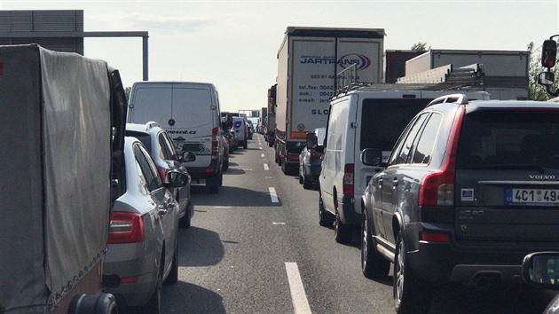 U Humpolce se převrátila dodávka, na dvě hodiny zablokovala provoz na D1