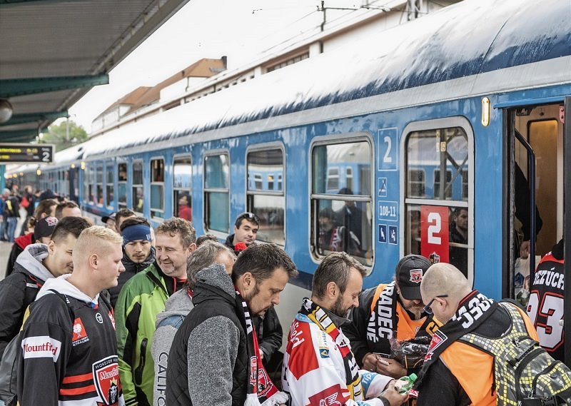 FANOU�CI. Takto do speciálního vlaku sm�r rakouský Graz nastupovali fanou�ci...