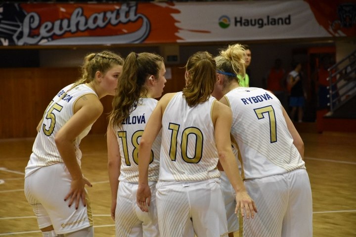Chomutovské basketbalistky Michaela Krejzová, Eli�ka �ílová, Veronika Aulichová...