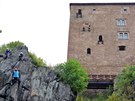 Pod bečovským hradem a zámkem je otevřená lezecká stěna.