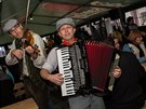 Muzikanti v pivnm stanu na festivalu Pilsner Fest v plzeskm pivovaru (5....