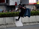 Policie poprvé proti protestujícím v Hongkongu pouila ostrou palbu. (1. íjna...