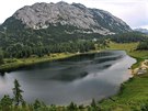 Z jedné strany se jezero Grosssee obchází po prudkém srázu.