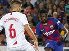 Ousmane Dembele z Barcelony stílí gól v utkání proti Seville.
