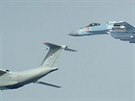 Ruský transportní letoun An-72 a stíhací stroj Su-35S identifikovaný v záí...