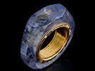 Hololit, tedy prsten zhotovený z jednoho kusu drahokamu, zdobí rytá podobizna...