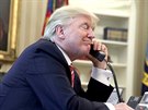 Americký prezident Donald Trump tři telefonním hovoru s irským premiérem Leo...