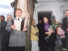 Vlasta Chramostov odhalila 30. srpna 1998 pamtn desku v kapli, je zbyla na...