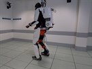 Paralyzovaný mu chodí za pomoci exoskeletonu ve Francii. (4. íjen 2019)