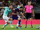 Kapitán Barcelony Lionel Messi se prodírá mezi Milanem Škriniarem (vlevo) a...