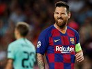 Lionel Messi s kapitánskou páskou bhem zápasu Ligy mistr mezi Barcelonou a...