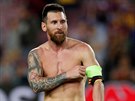 Lionel Messi, kapitán Barcelony, a jeho spoluhrá Arturo Vidal po vítzství nad...