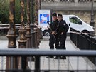 Francouzská policie hlídkuje v ulicích Paíe poté, co na policejní prefektue...