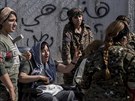 Kurdské bojovnice zraněné v bojích proti Islámskému státu protestují proti...