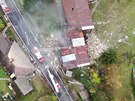Záběry z výšky ukazují, jak daleko létaly trosky zničeného domu. (2019)