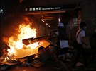 Protivládní demonstranti zapálili ohe ped jedním ze vstup do metra. (4....