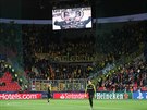 Rozcviení branká Dortmundu ped duelem Ligy mistr na Slavii.