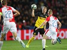 Na kapitán Dortmundu Marka Reuse vyráejí slávisté Tomá Souek a Petr evík....