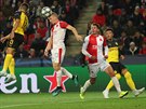 Slávista Petr evík hlavikuje v utkání Ligy mistr proti Dortmundu.