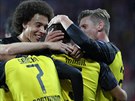 Fotbalisté Dortmundu se radují z gólu proti Slavii v utkání Ligy mistr.