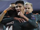 Quincy Promes z Ajaxu se spoluhrái oslavuje gól v utkání Ligy mistr ve...
