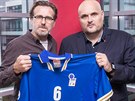 Slavný eský fotbalista Karel Poborský (vlevo)  pedává dres italského obránce...