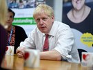 Britský premiér Boris Johnson bhem návtvy nemocnice ve Watfordu v...