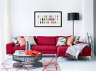 Společenskou část oživuje retro sofa v červené barvě, koberec s geometrickými...