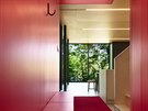 Červená stěna i lavice a podlaha hned u vchodu jsou barevně nejvýraznější částí...