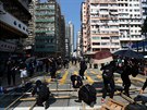 Protivládní demonstranti v Hongkongu staví barikádu. (1.10.2019)