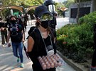 Protivládní demonstrace v Hongkongu. Na snímku demonstranti s vejci a cihlami....