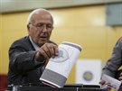 Volební místnost v Kosovu. Pedasné volby vypsal prezident Hashim Thaçi poté,...