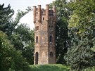 Věž v parku, který obklopuje klasicistní zámek v Čechách pod Kosířem na...