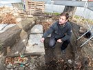 Archeolog Zdenk Schenk u sondy vykopan podl zhruba pl tiscilet star...