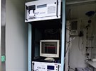Pohled na zařízení nové stanice automatického monitoringu ovzduší, která stojí...