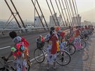 Nebuta Matsuri. Na festival jezdí cyklistická komunita spolen a po cest...