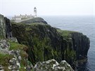 Maják Neist Point Lighthouse na skotském ostrov Isle of Skye byl rozsvícen...