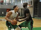 Enes Kanter (vlevo) a Tacko Fall na tréninku Boston Celtics