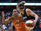 Elena Delle Donneová (vpravo) z Washington Mystics útoí ve finále WNBA na ko...