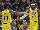 LeBron James (23) a Danny Green (14), noví spoluhái z Los Angeles Lakers