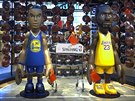 Soky Stephena Curryho (vlevo) a LeBrona Jamese u vchodu pekingského obchodu NBA