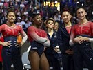 Americké gymnastky v ele se Simone Bilesovou (druhá zleva) ekají na výsledky...