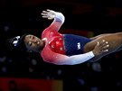 Americká gymnastka Simone Bilesová bhem finále soute drustev na MS ve...