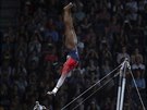 Americká gymnastka Simone Bilesová bhem finále soute drustev na MS ve...