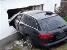 V jihomoravské obci Sebranice auto narazilo do domu a probouralo se pitom a...