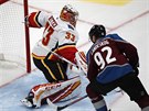 Gabriel Landeskog z Colorada zkouí pekonat Davida Ritticha v brance Calgary.