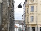 Plze�sk� radnice vyv�sila na po�est zesnul�ho Karla Gotta �ernou vlajku. (2....